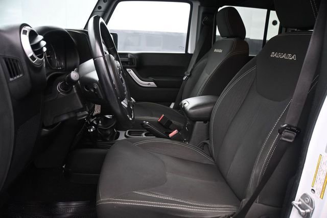 Used 2016 White Jeep Sahara image 10