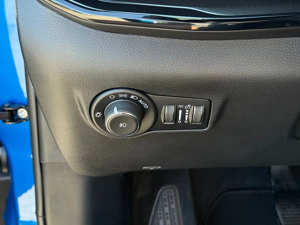 New 2026 Hydro Blue Pearl-Coat Exterior Paint Jeep Latitude image 17