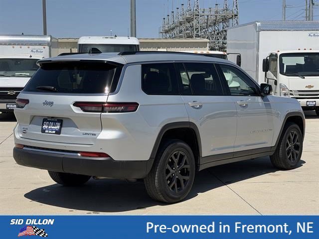 Used 2023 Silver Jeep Limited 4x4 image 4