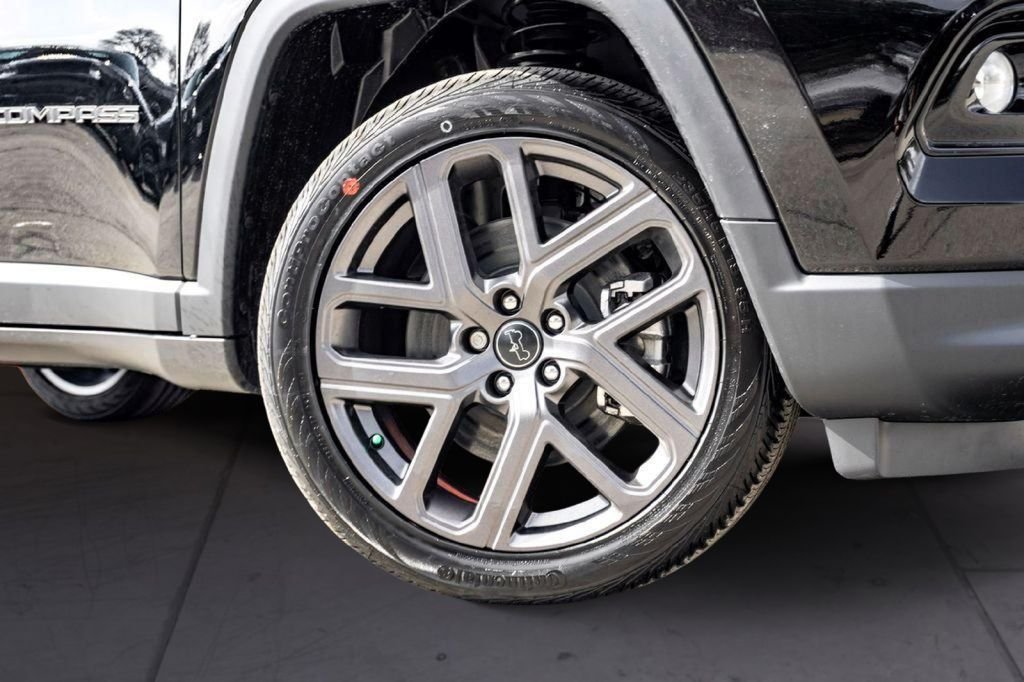 New 2026 Diamond Black Crystal Pearl-Coat Exterior Paint Jeep Limited image 2