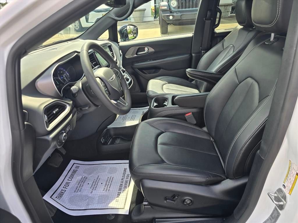 Used 2025 White Chrysler Select image 11