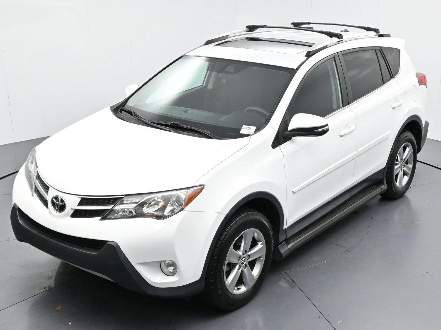Used 2015 Super White Toyota XLE image 35