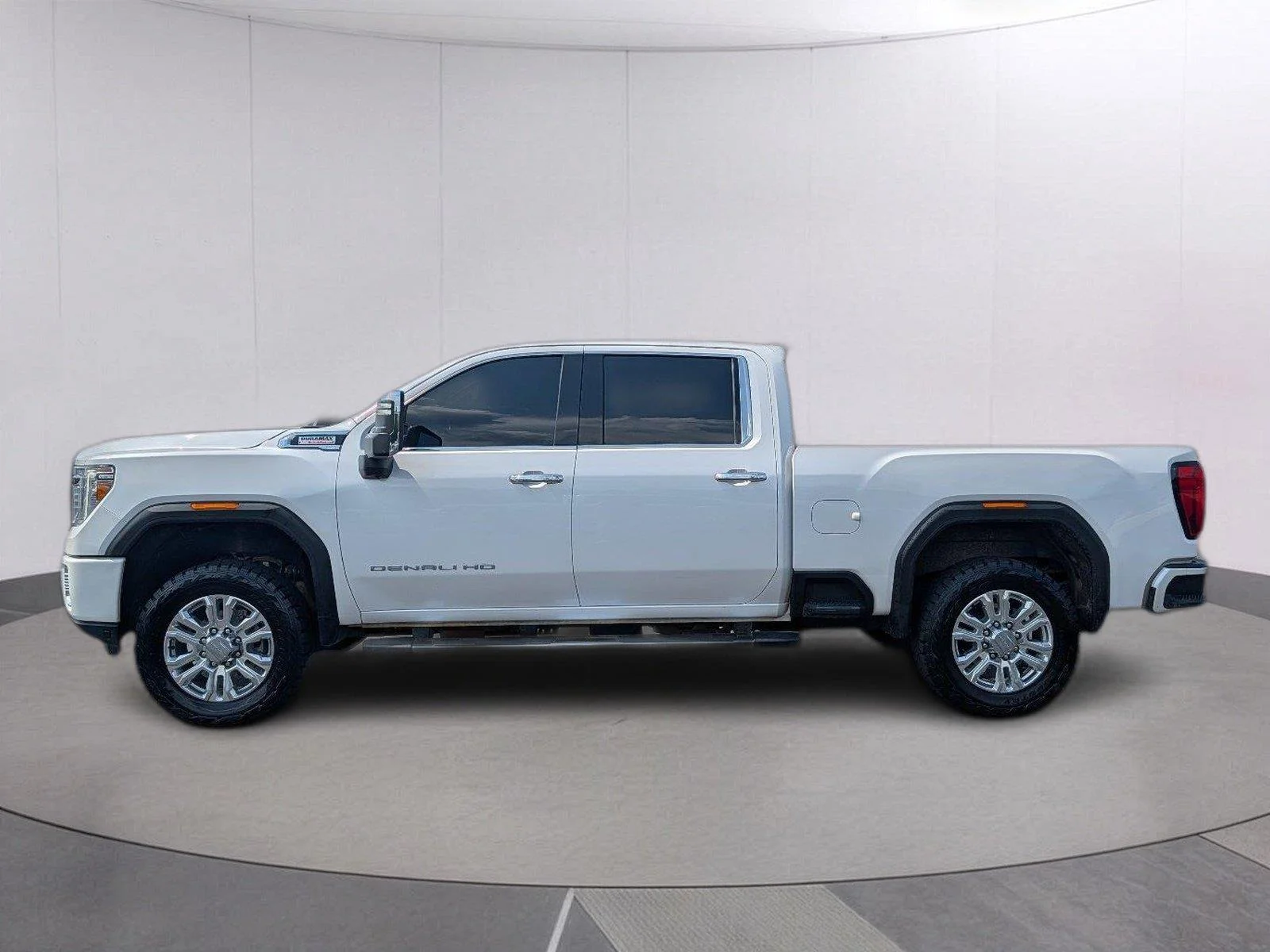 Used 2022 White Frost Tricoat GMC Denali image 2