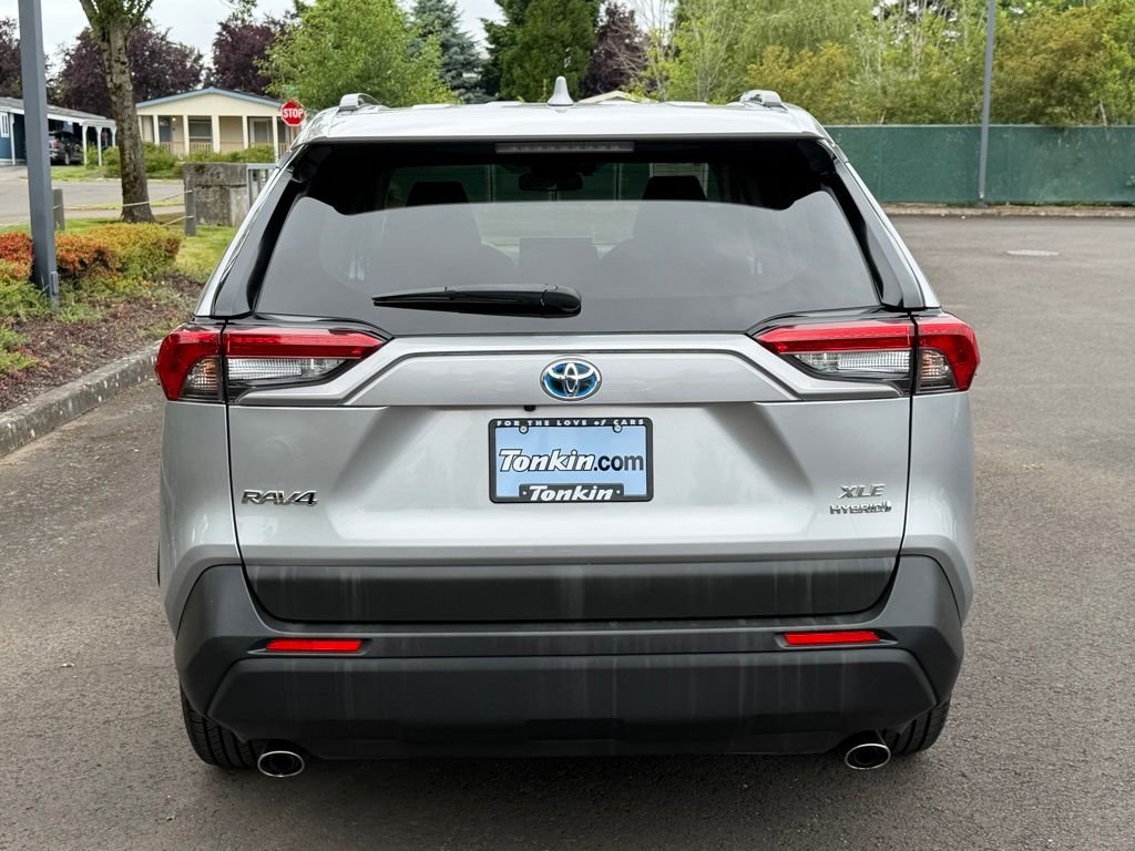 Used 2020 Silver Sky Metallic Toyota XLE image 5