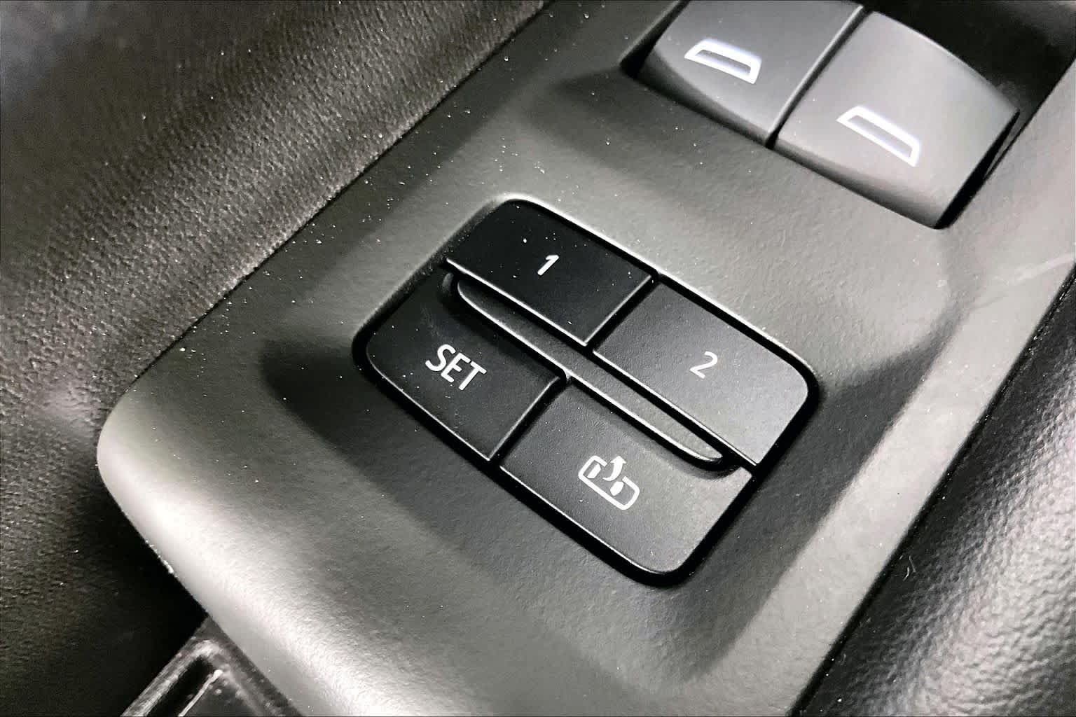 Used 2022 White Frost Tricoat GMC SLT image 34