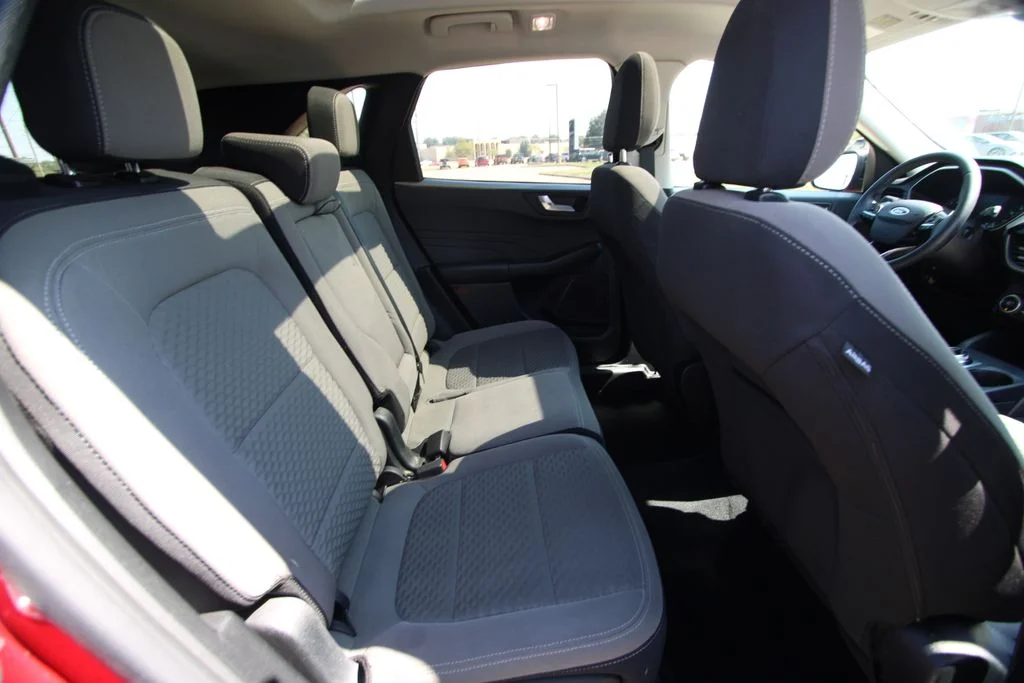 Used 2021 Red Ford SE image 9