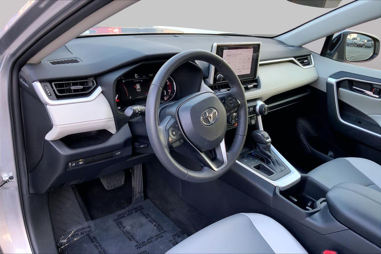 Used 2024 Silver Sky Metallic Toyota XLE Premium image 17