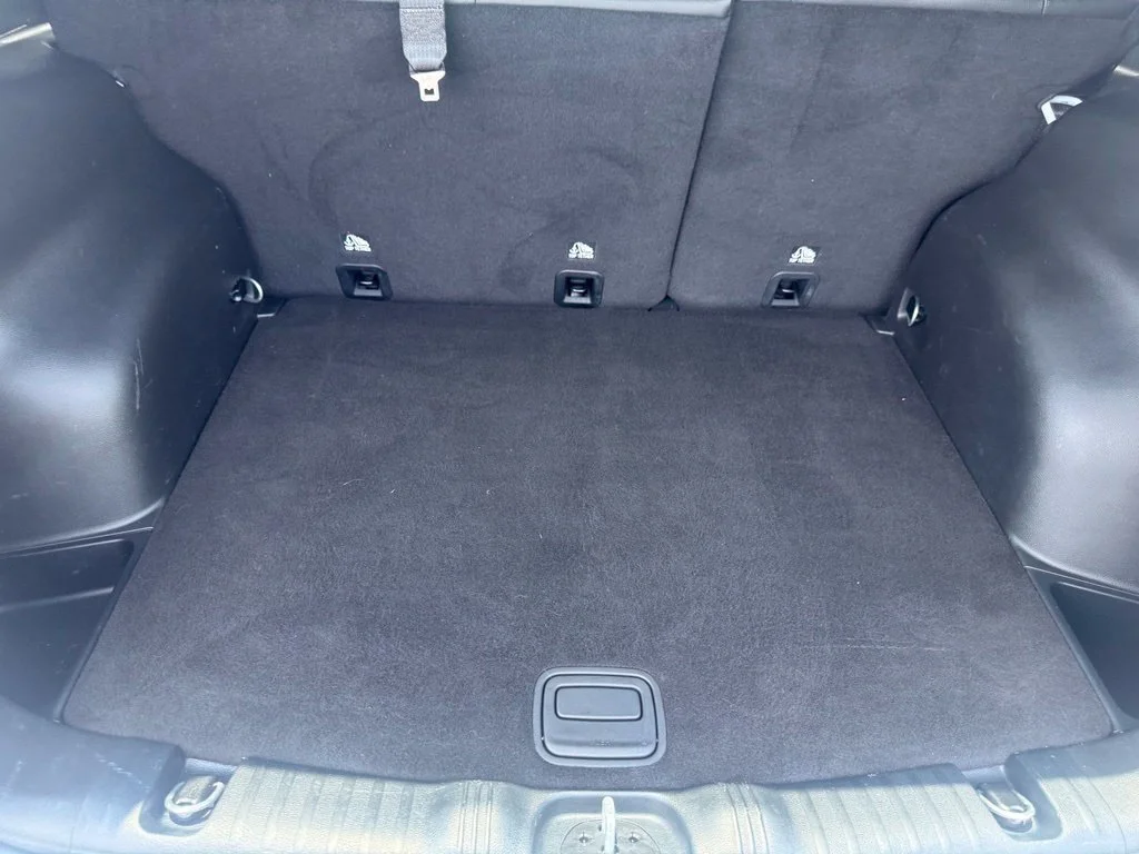 Used 2022 White Jeep Latitude image 42