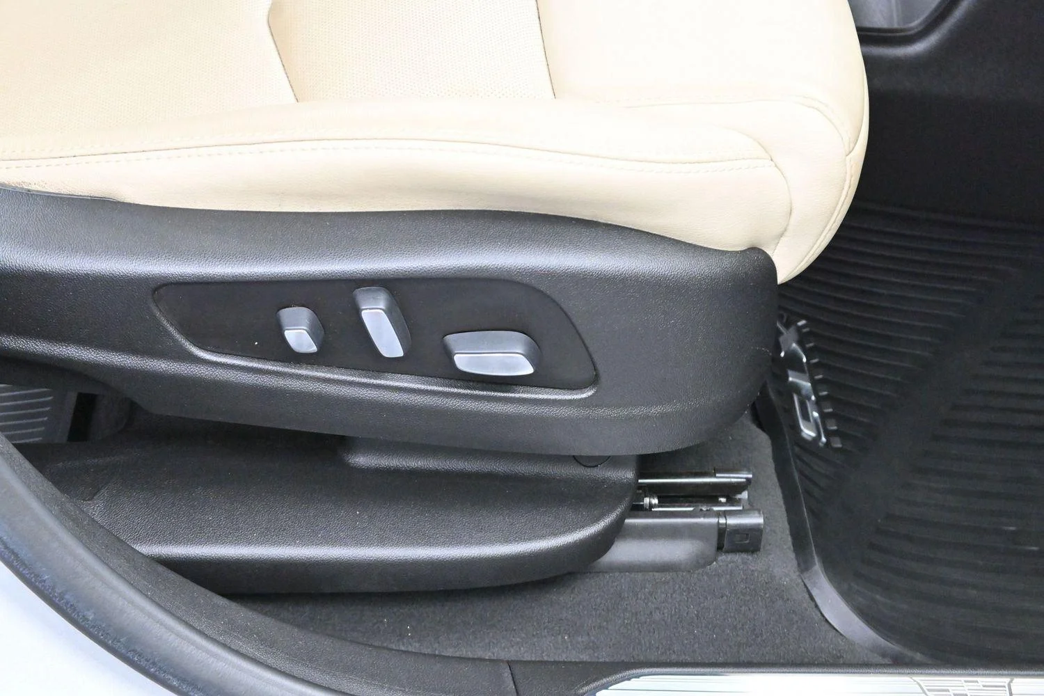 Used 2019 RADIANT SILVER METALLIC Cadillac Luxury FWD image 34