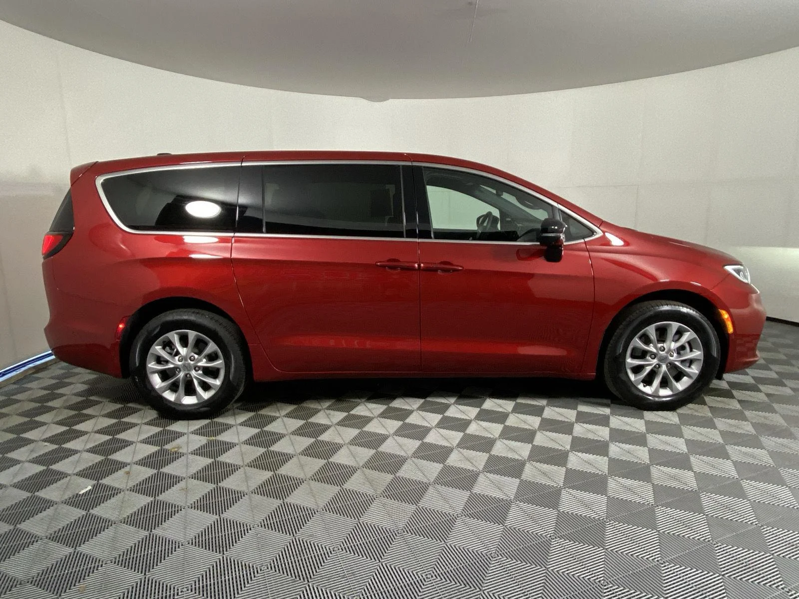 Used 2025 Red Hot Pearlcoat Chrysler Select image 3