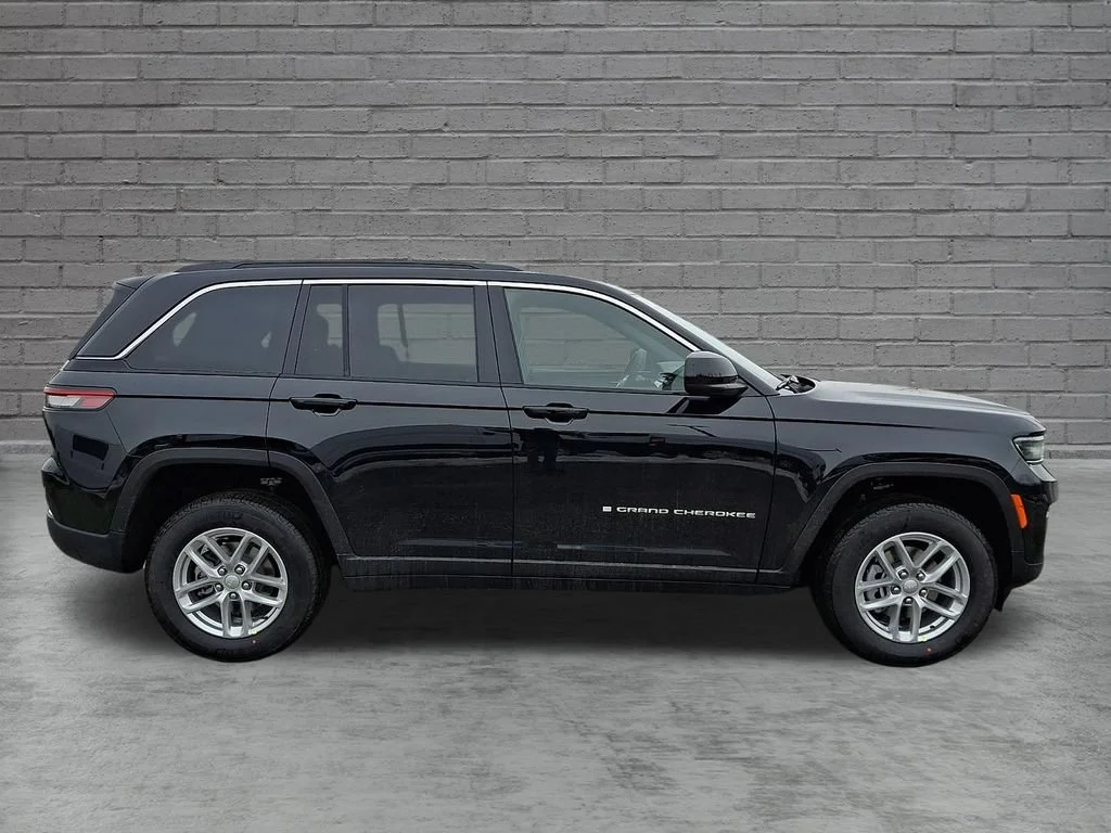 New 2026 Diamond Black Crystal Pearlcoat Jeep Laredo X image 9