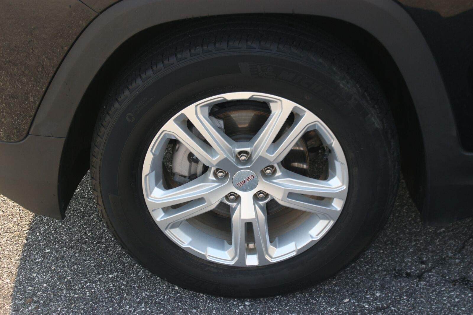 Used 2020 EBONY TWILIGHT METALLIC GMC SLE image 38