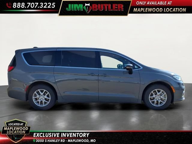Used 2025  Chrysler Select image 8