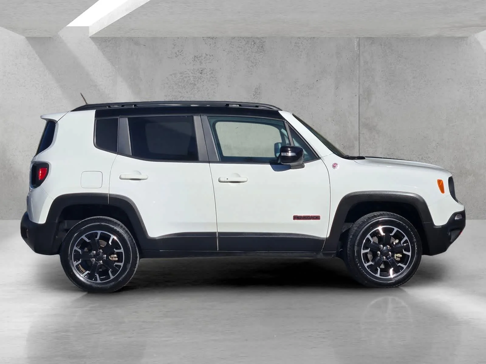 Used 2023  Jeep Trailhawk image 3