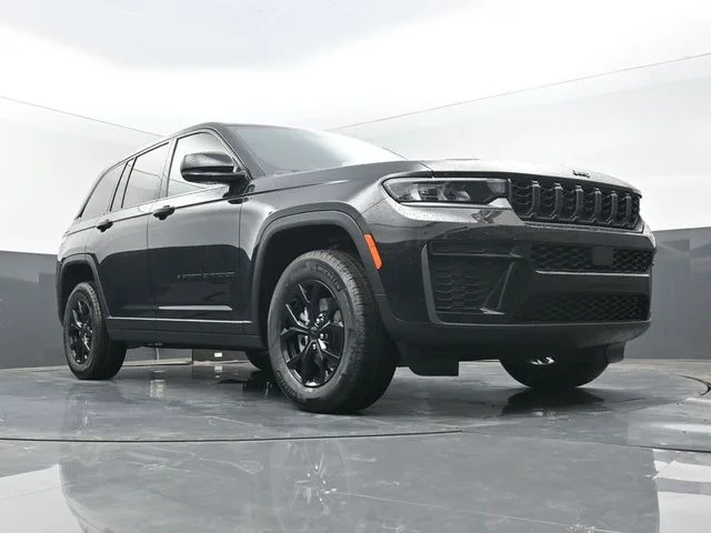 New 2026 Diamond Black Crystal Pearl-Coat Exterior Paint Jeep Altitude image 1