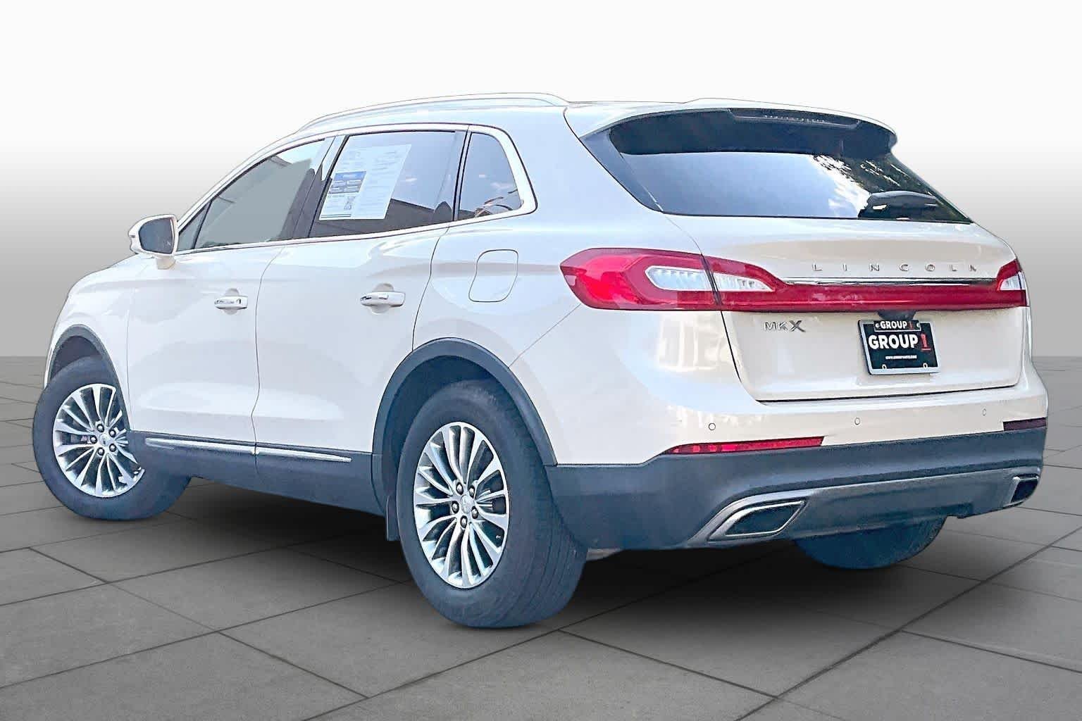 Used 2018 Ivory Pearl Lincoln Select image 12