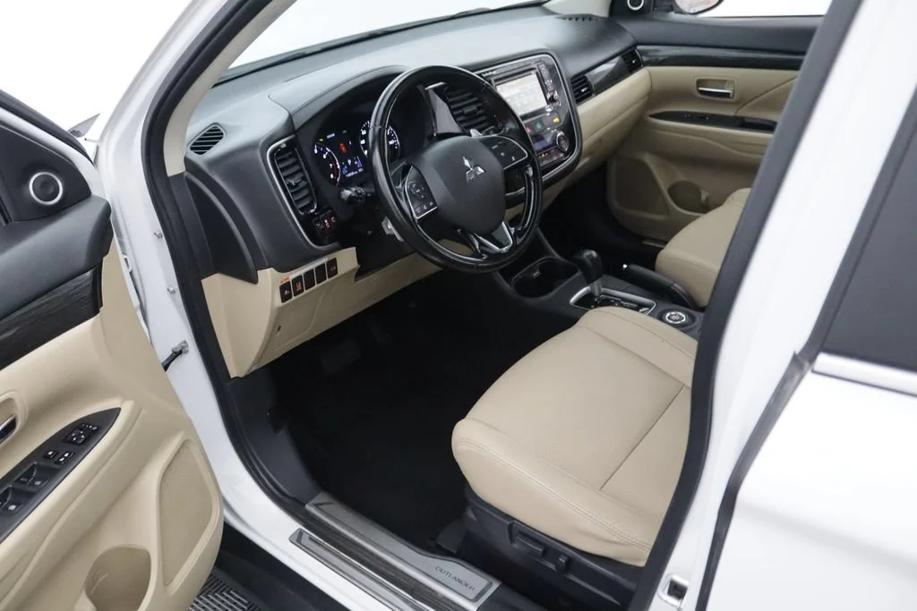 Used 2016 White Mitsubishi GT image 17