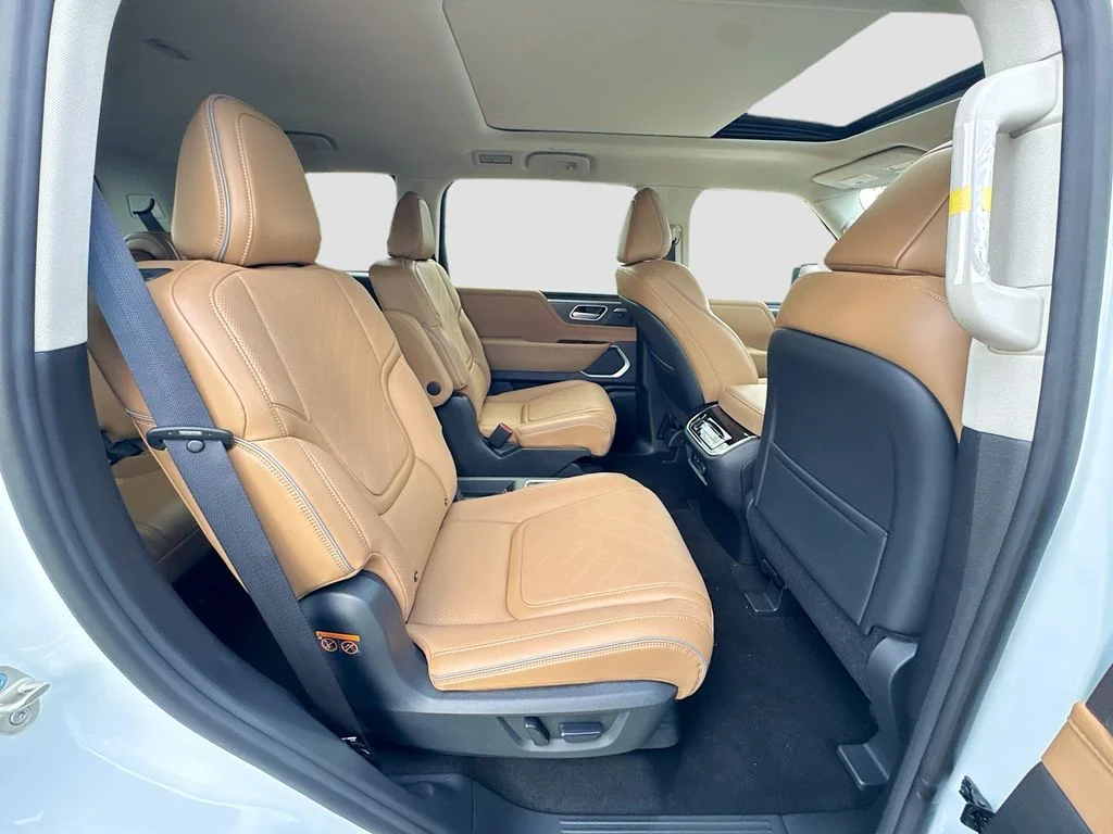 New 2027 RADIANT WHITE INFINITI Luxe 4WD image 30