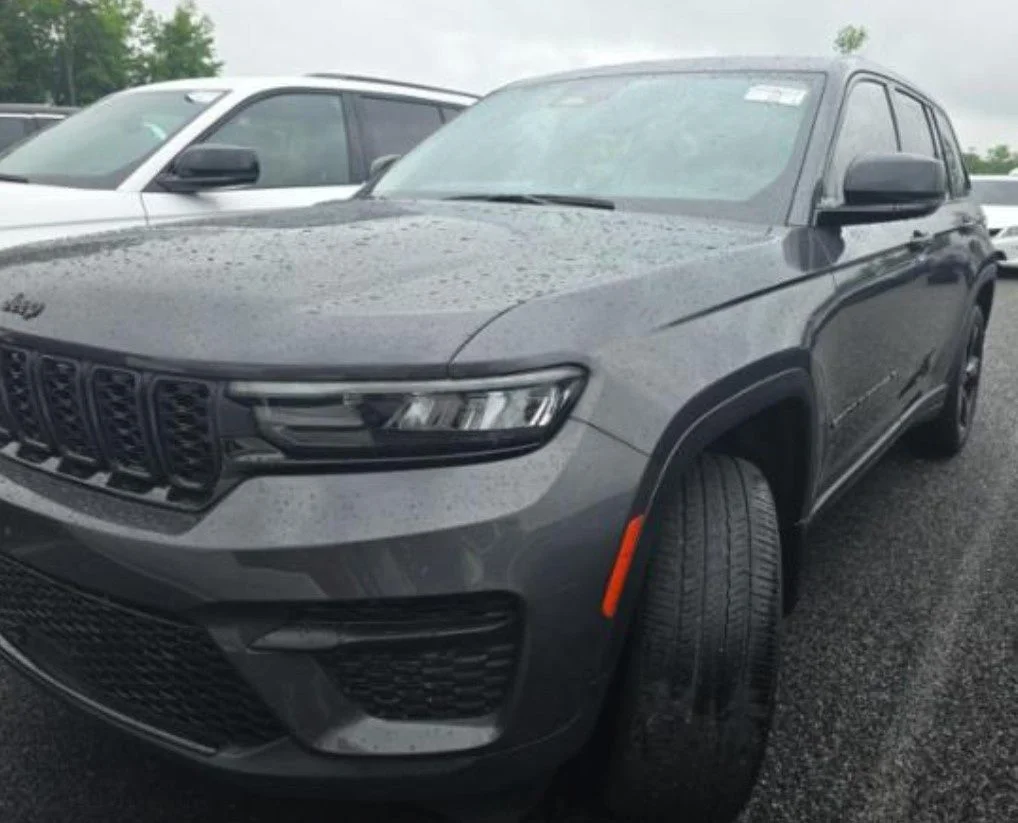 Used 2023 Gray Jeep Altitude X image 5