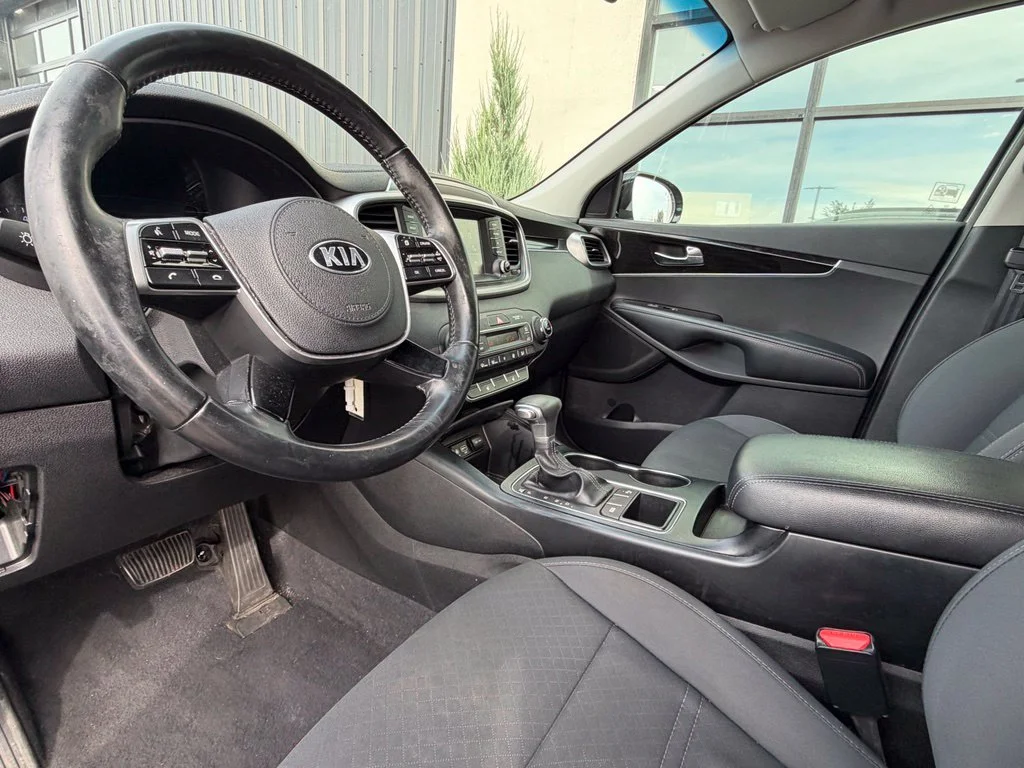 Used 2019 Silver Kia S image 4