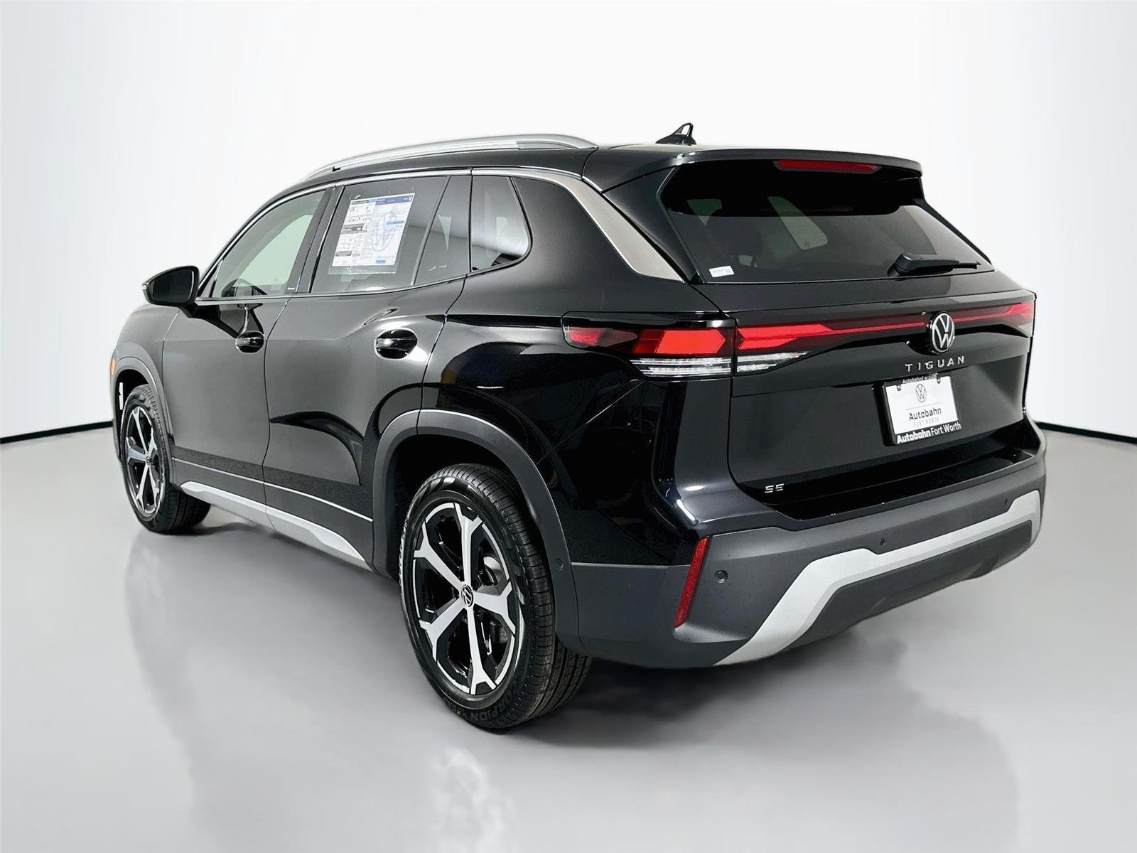 2025 Volkswagen Tiguan SE - Photo 6