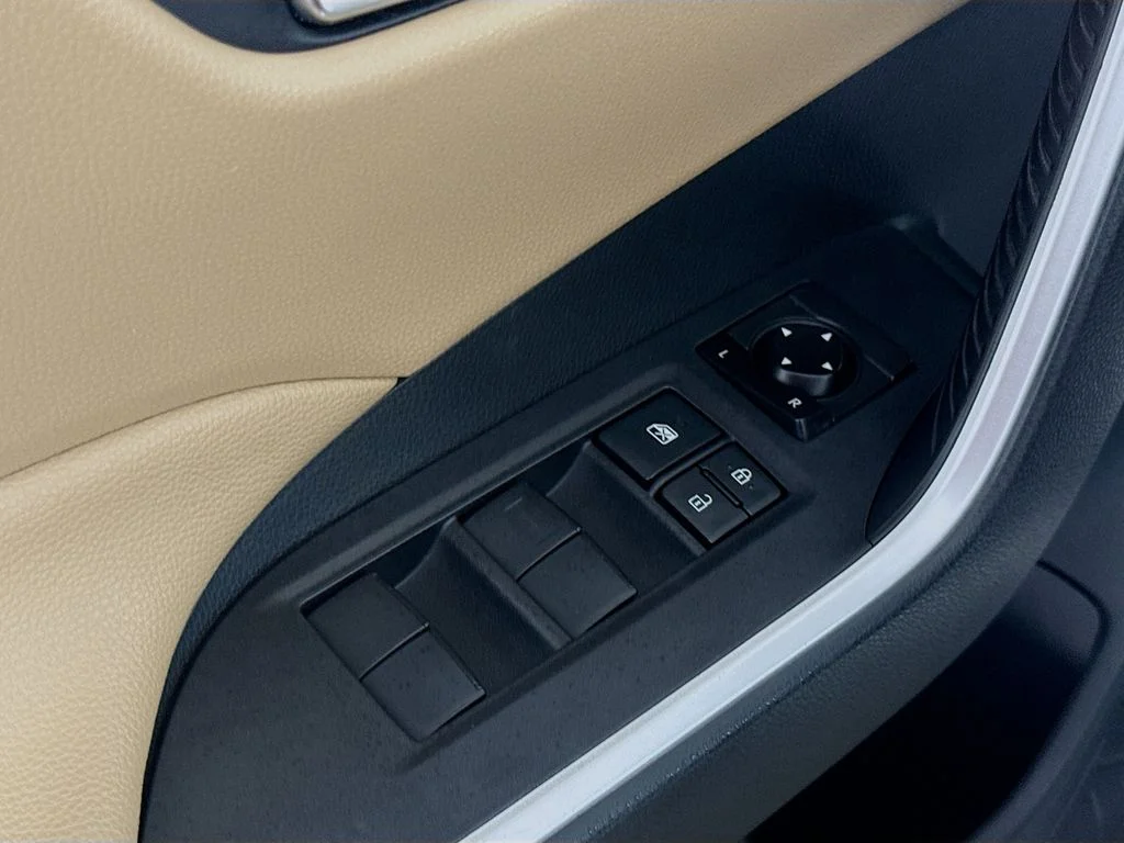 Used 2019 Super White Toyota XLE image 17