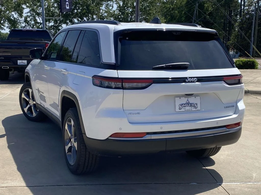 New 2026 Bright White Clear-Coat Exterior Paint Jeep Limited image 4