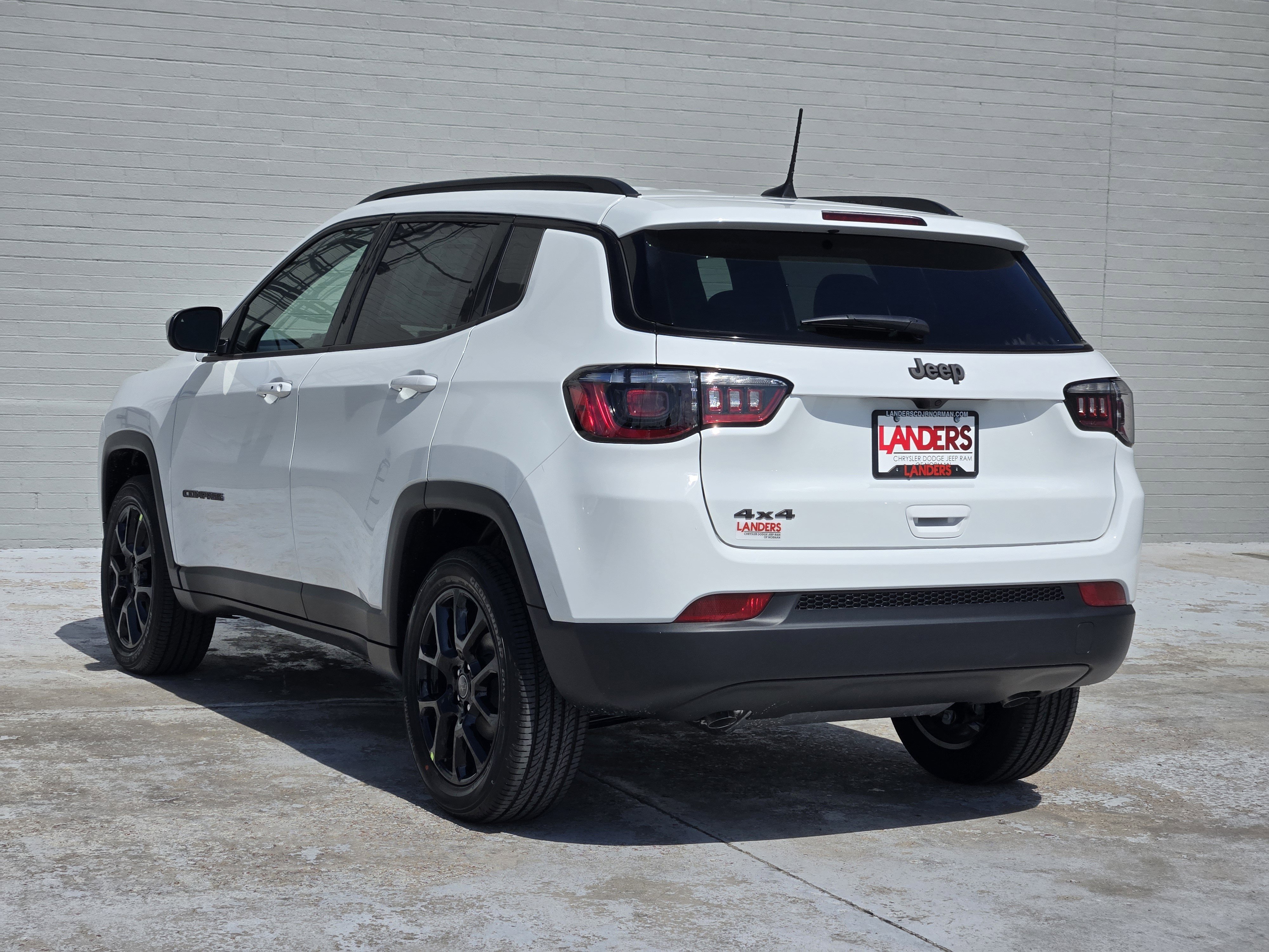 New 2026 Bright White Clear-Coat Exterior Paint Jeep Latitude Altitude image 3
