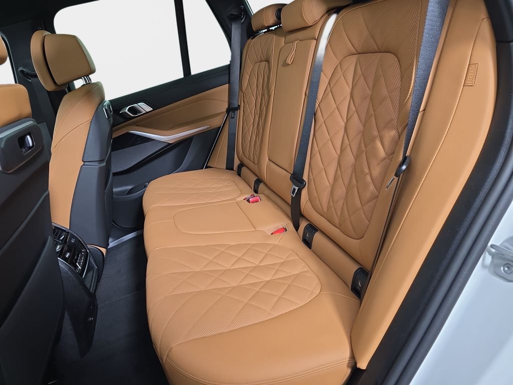 New 2026 Mineral White Metallic BMW xDrive40i image 14