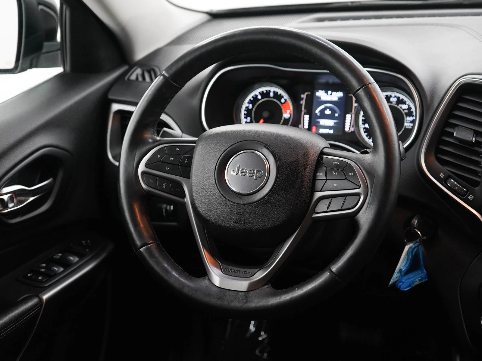 Used 2019  Jeep Latitude image 14