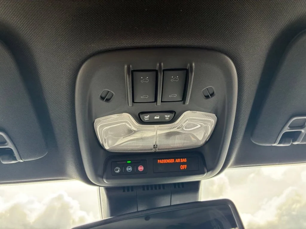Used 2024 Summit White GMC Elevation image 32