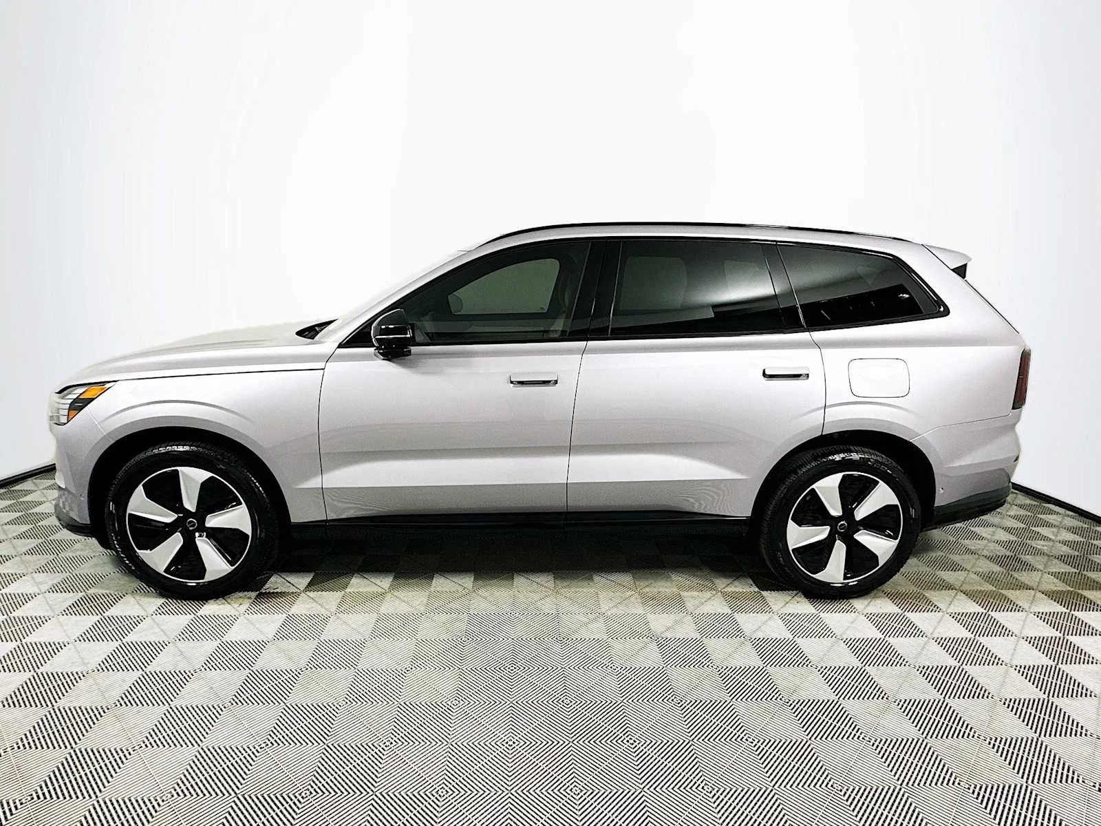 New 2026 Aurora Silver Volvo Plus image 4