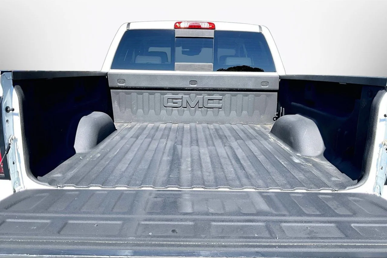 Used 2016 White GMC SLT image 24