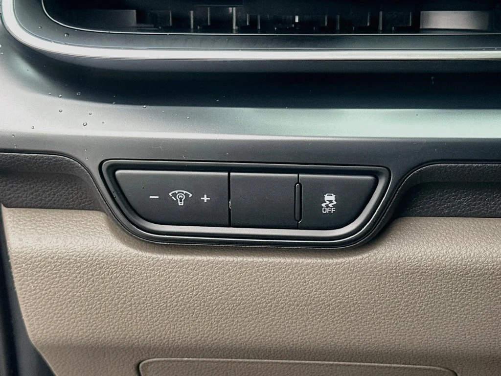New 2027 Ceramic Silver Kia LXS image 10
