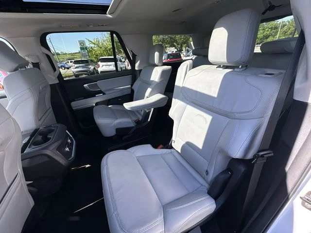 Used 2025 White Ford Platinum image 24