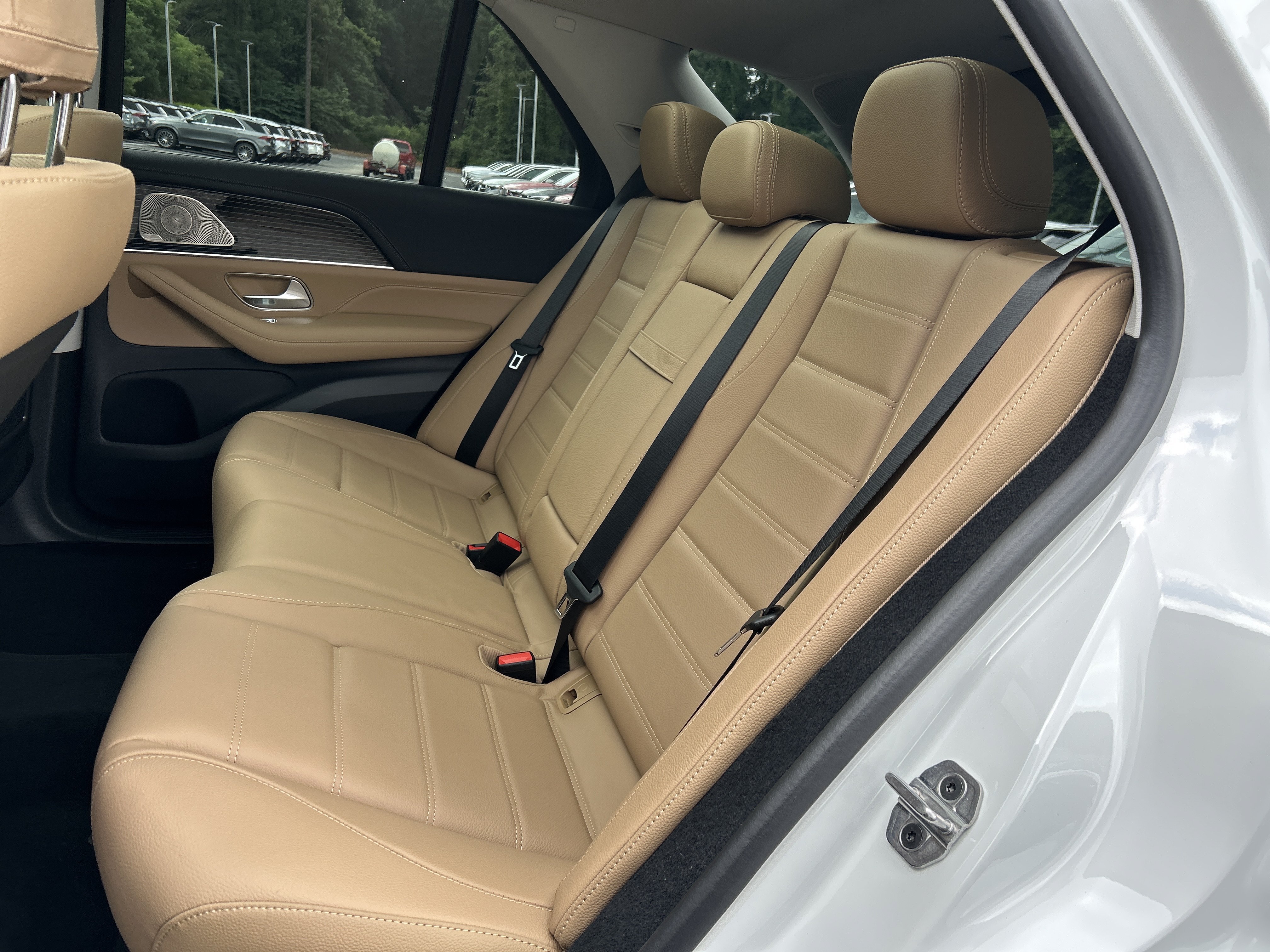 New 2026 MANUFAKTUR Moonlight White Metallic Mercedes-Benz GLE 450 4MATIC® SUV image 36