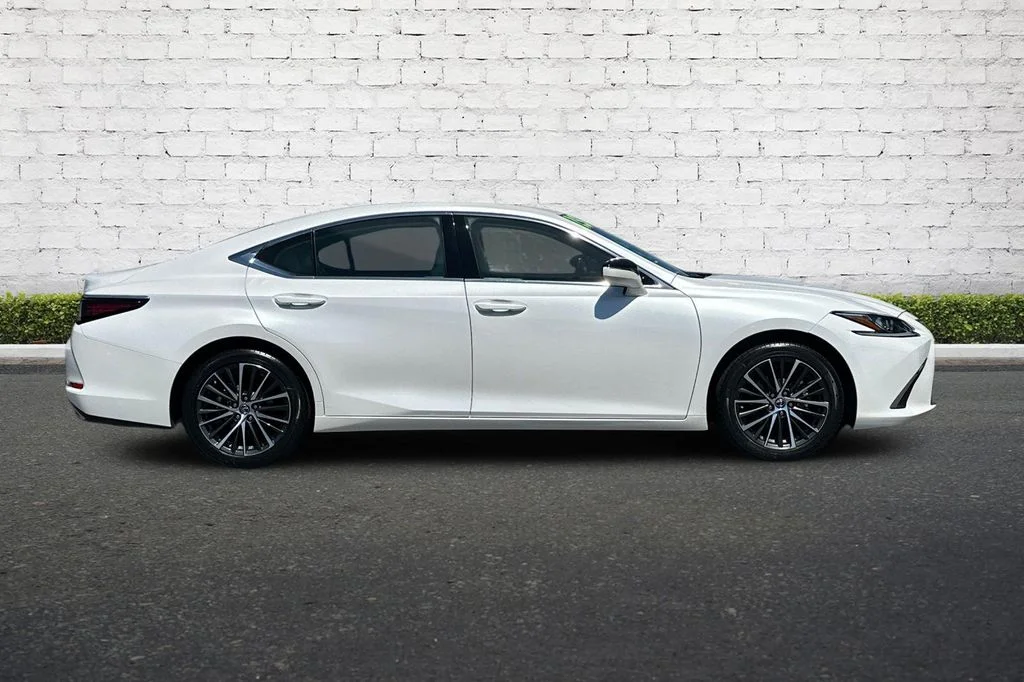 Used 2025 White Lexus 350 image 3