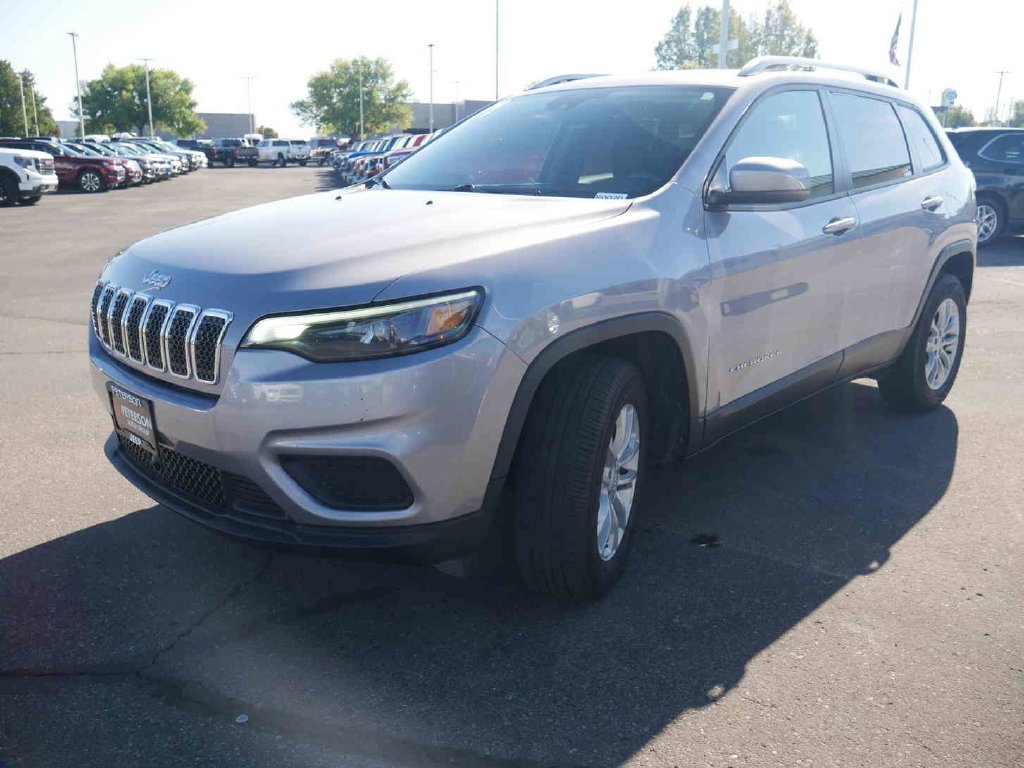 Used 2021 Silver Jeep Latitude image 4