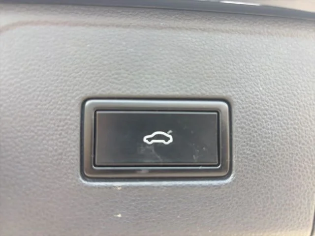 Used 2018  Volkswagen SEL image 34