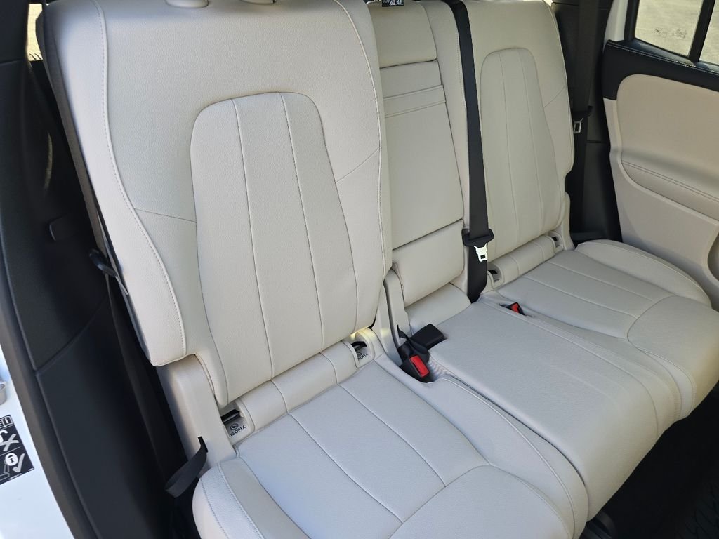 New 2026 Polar White Mercedes-Benz GLB 250 image 22