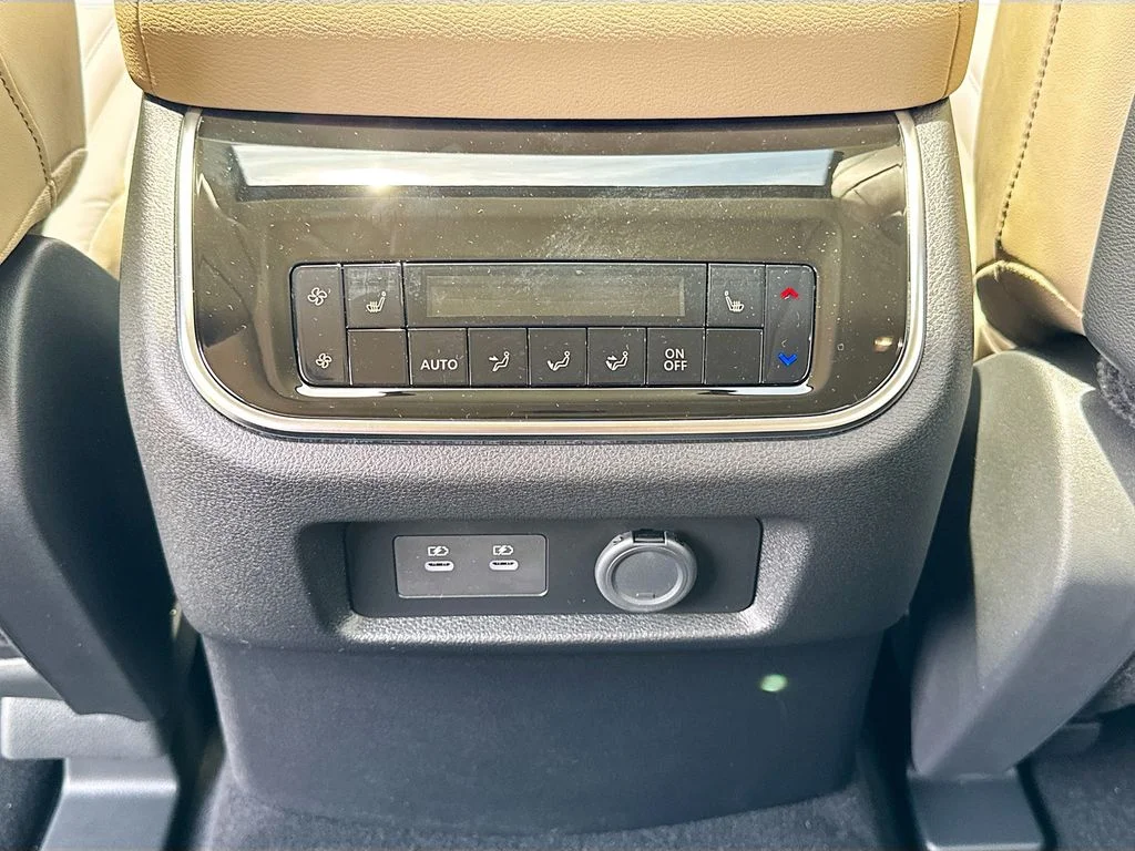 New 2026 RADIANT WHITE INFINITI Pure 2WD image 27