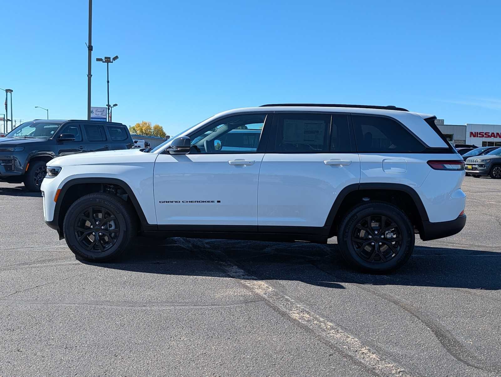 New 2026 Bright White Clear-Coat Exterior Paint Jeep Laredo Altitude image 4