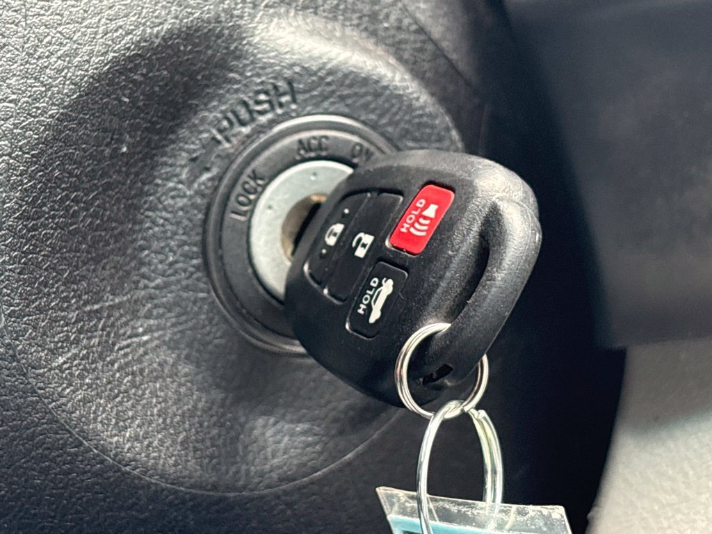 Used 2015 Gray Toyota LE image 27