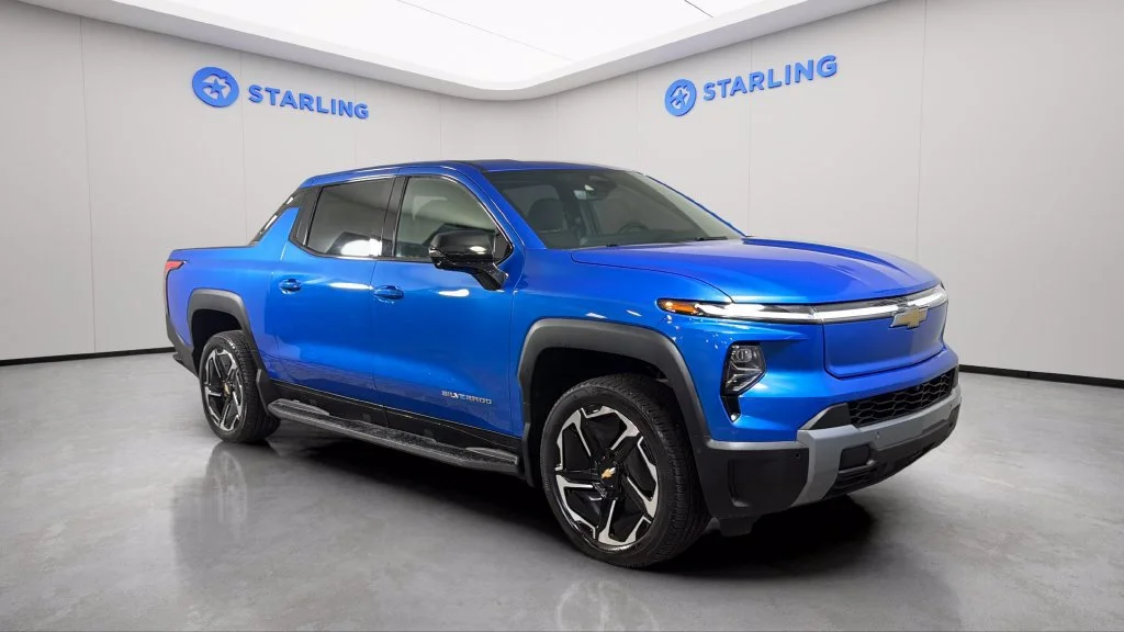 Used 2025 Riptide Blue Metallic Chevrolet LT - Extended Range image 13