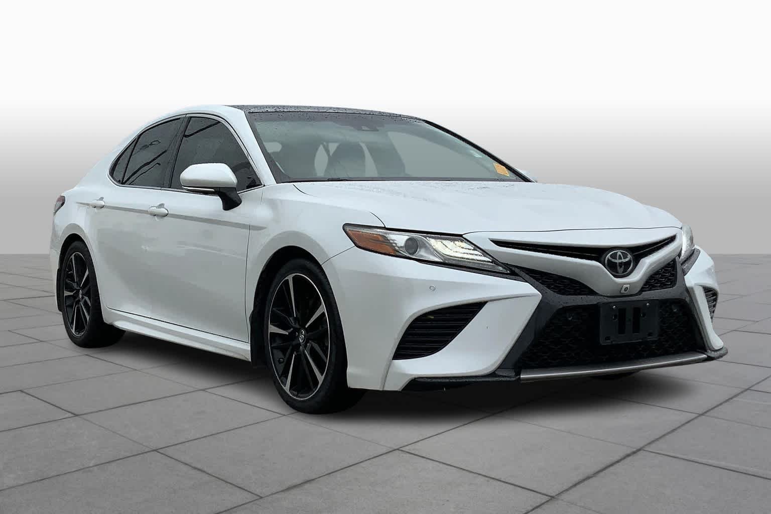Used 2018 Wind Chill Pearl Toyota XSE V6 image 2