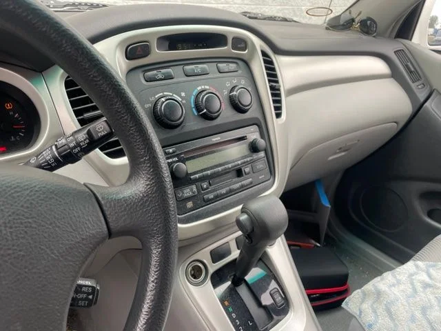 Used 2004 White Toyota V6 image 6