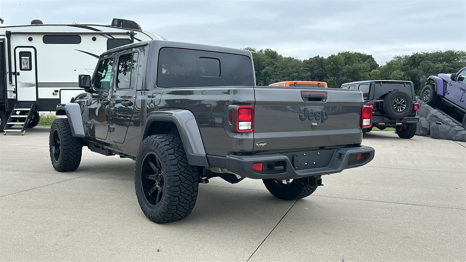 New 2026 Granite Crystal Metallic Clear-Coat Exterior Paint Jeep Sahara image 6