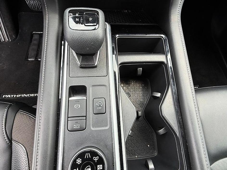 Used 2022 White Nissan SL image 9