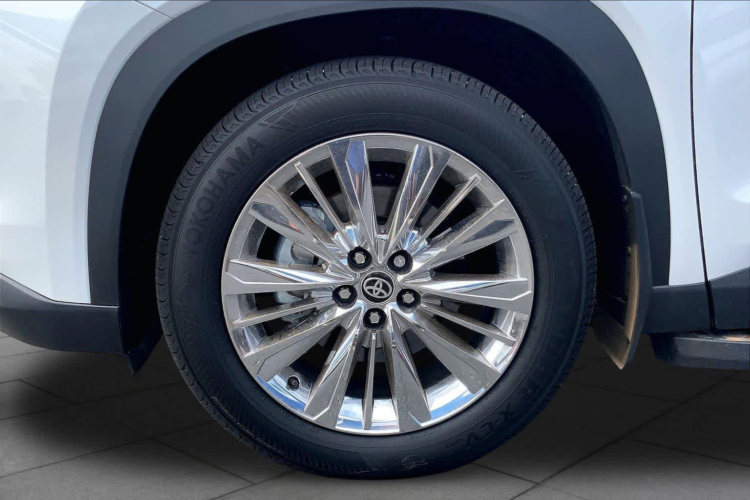 Used 2026 Wind Chill Pearl Toyota Platinum image 11