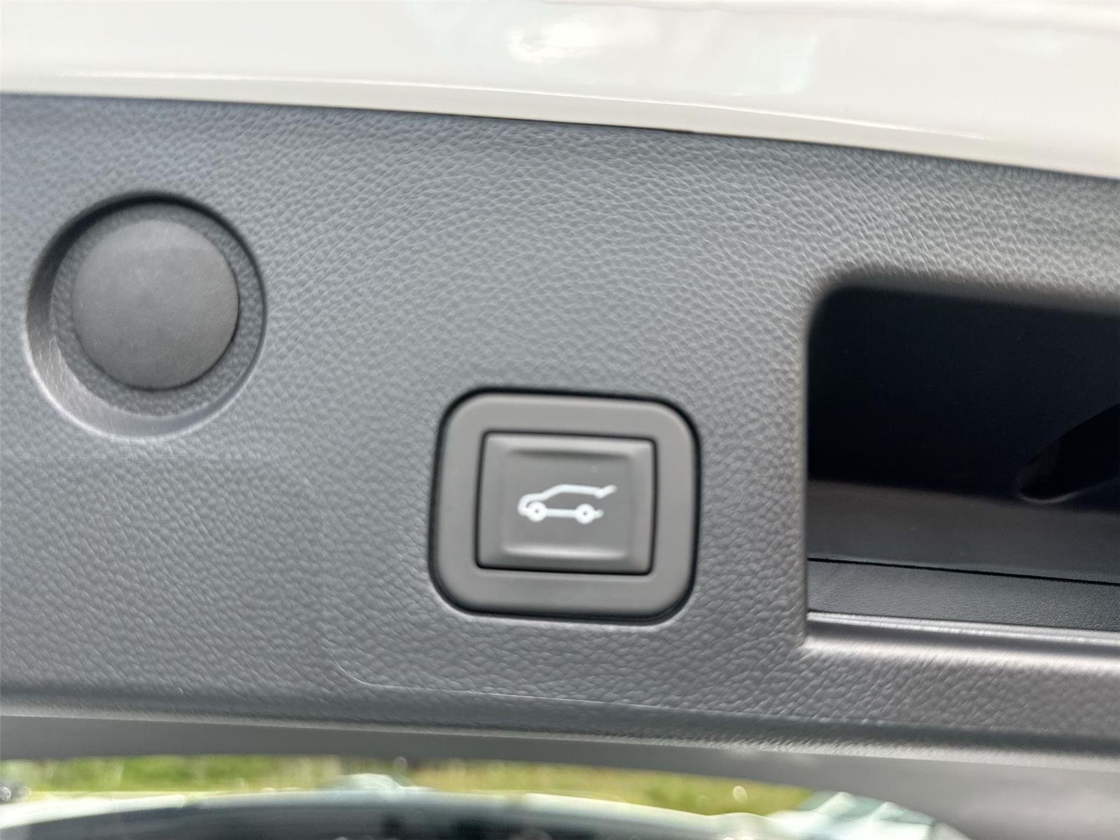 Used 2026 Summit White GMC AWD Denali image 17